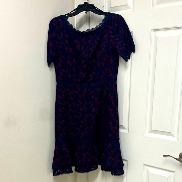 Elegant Navy and Red Lace Midi Dress - Picture 1 of 2
